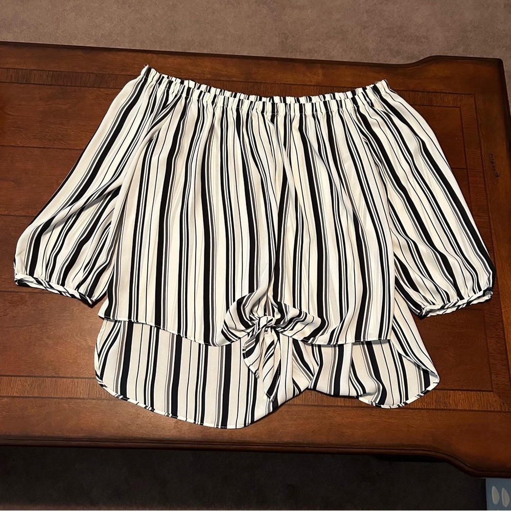 Soprano Women’s Boutique Off the Shoulder Black and White Striped Top Size Large